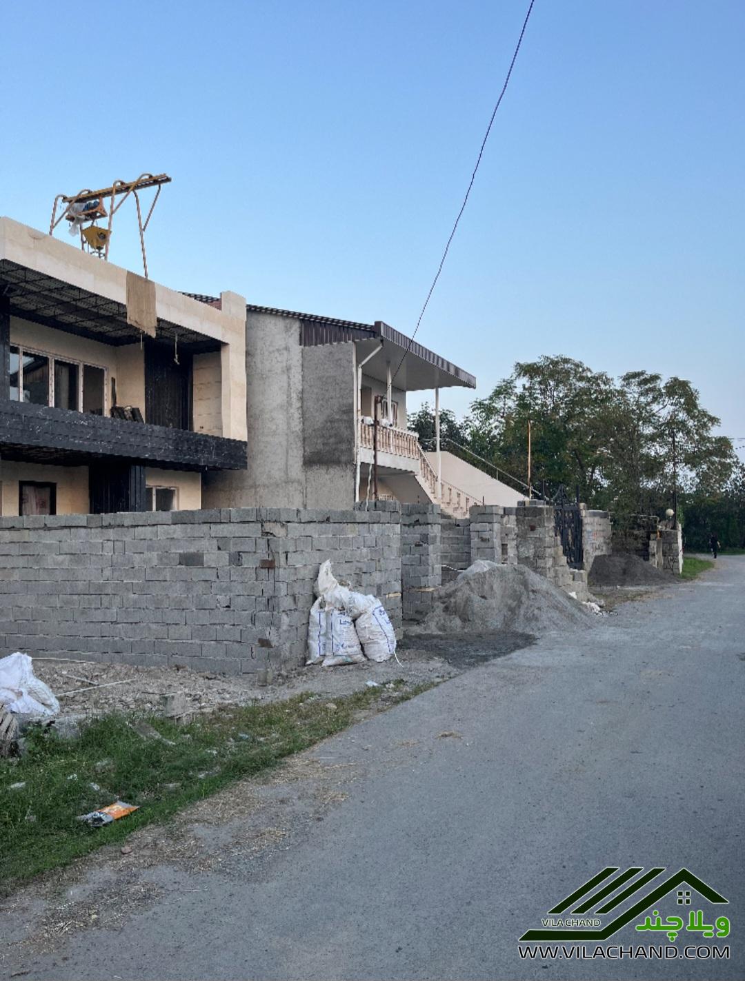 🌄 آرامش و زیبایی در یک قاب – ویلای رؤیایی بام تهرانی با ویوی کوه و رودخانه 🏡